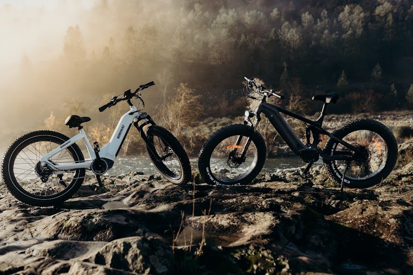 Dos fat bikes Himiway junto a un río