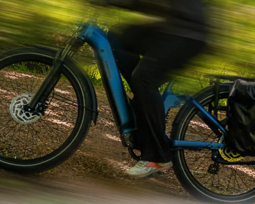 Ciclista con una A7 Urban por un camino