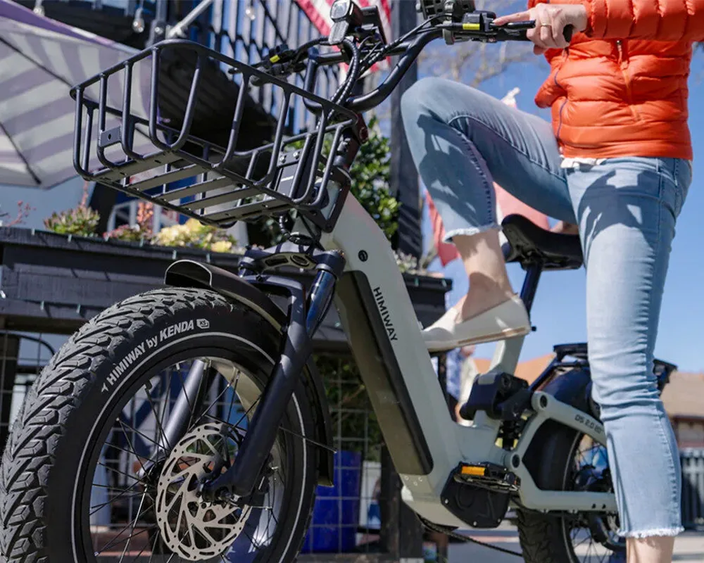 Ciclista subiéndose a una D5 2.0 de 20 pulgadas