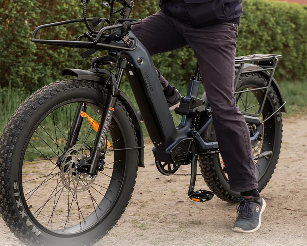 Ciclista subiéndose a una D5 2.0 sin barra