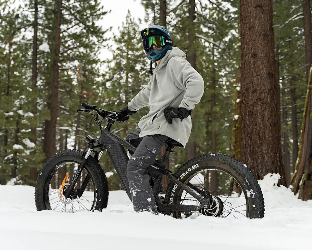 Ciclista con una Himiway D7 Cobra en la nieve